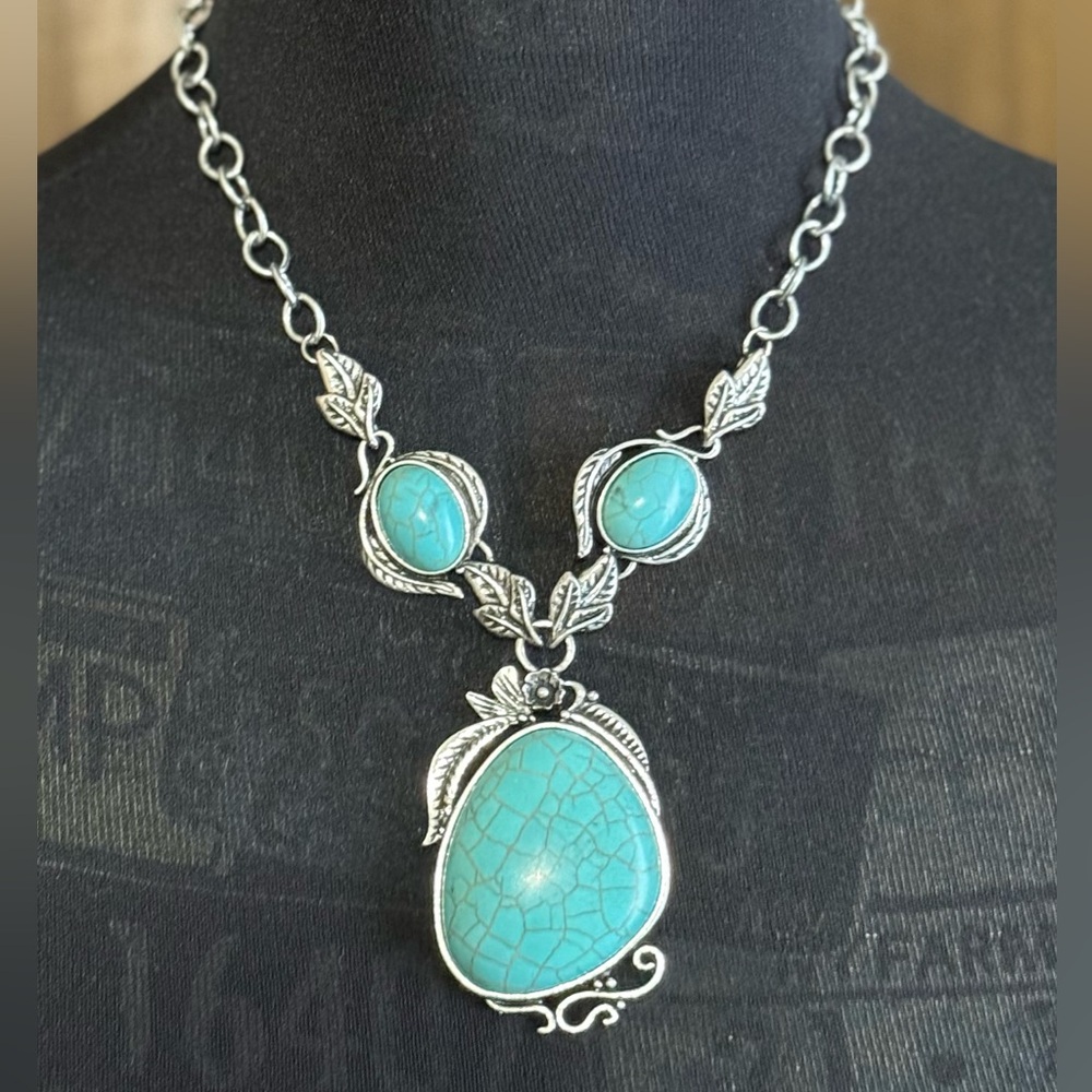 NWT.  Silver and Turquoise Antiqued Leaves Necklace. - Picture 5 of 6